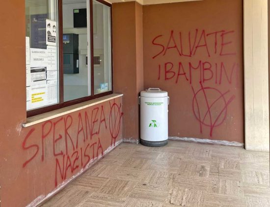 Scritte sul muro dell'ambulatorio a Centocelle