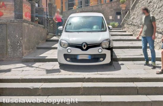 Montefiascone - L'auto nella scalinata di largo Plebiscito