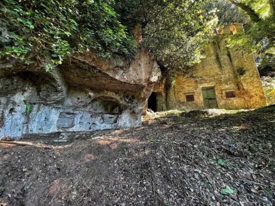 Sutri - Il sindaco Vittorio Sgarbi visita l'antica chiesa di Santa Fortunata