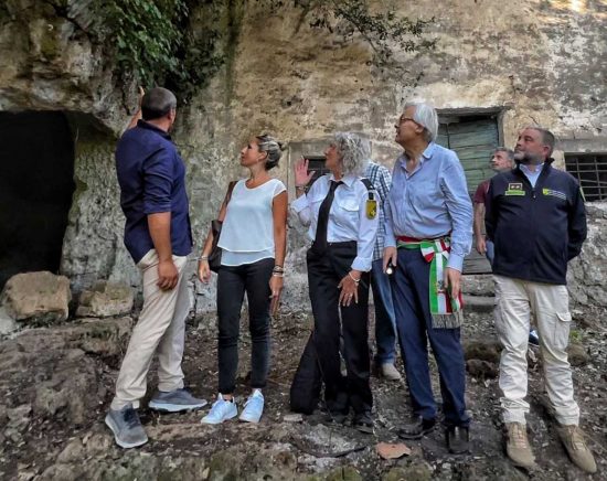 Sutri - Il sindaco Vittorio Sgarbi visita l'antica chiesa di Santa Fortunata