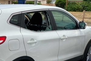 Tarquinia - Una delle auto danneggiate al lido