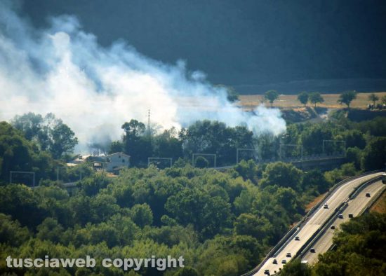 Bomarzo - Incendio vicino alla ferrovia e all'autostrada