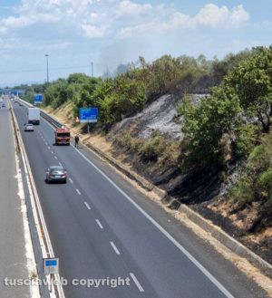 Incendio sulla superstrada in direzione Vitorchiano
