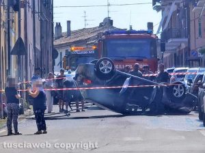 Capodimonte - Un’auto cappotta all’ingresso del paese