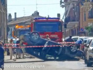 Capodimonte - Un’auto cappotta all’ingresso del paese