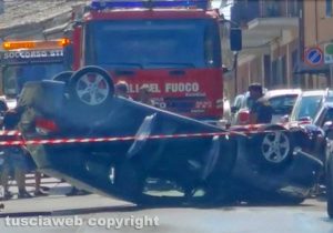 Capodimonte - Un’auto cappotta all’ingresso del paese