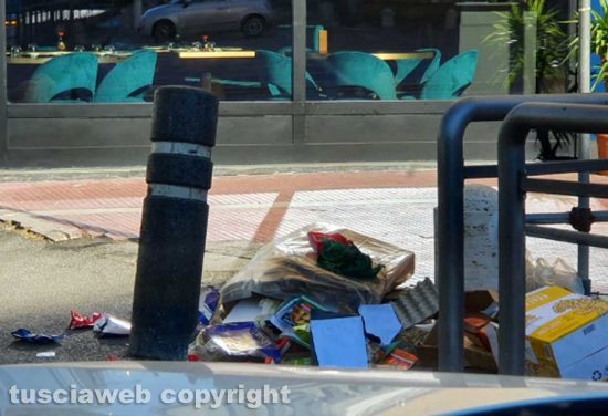 Viterbo - Via Genova - La sporcizia mossa dai cinghiali