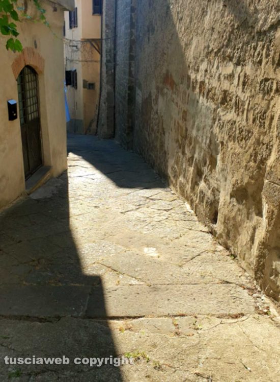 Viterbo - La pulizia di via San Rocco fatta da un cittadino 
