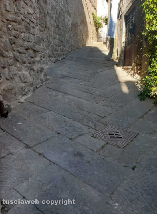 Viterbo - La pulizia di via San Rocco fatta da un cittadino
