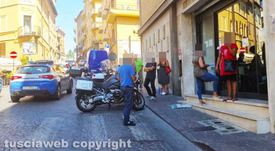 Viterbo - Anziano entra all'Inps e minaccia di darsi fuoco - La polizia sul posto