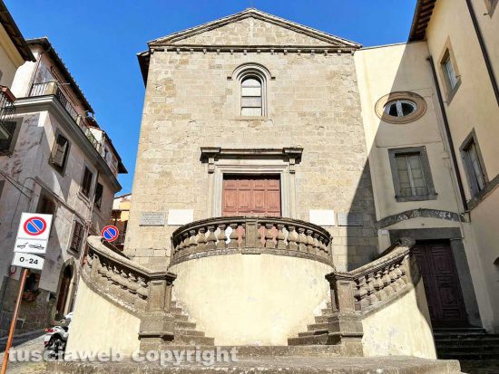 Viterbo - La chiesa e la balaustra di Santa Maria del Poggio
