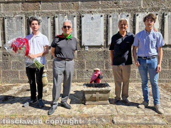 Viterbo - I fiori sotto la lapide di Antonio Tavani