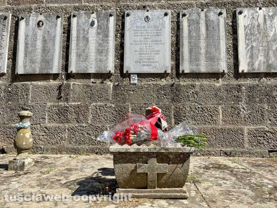 Viterbo - I fiori sotto la lapide di Antonio Tavani