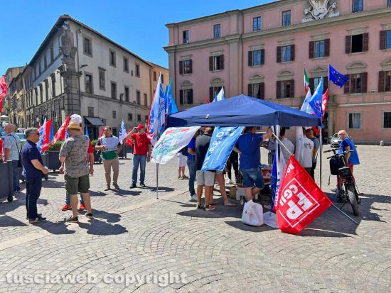 Viterbo - Manifestazione della polizia penitenziaria del carcere di Mammagialla