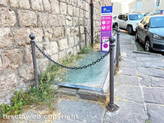Viterbo - La tomba di piazza Dante