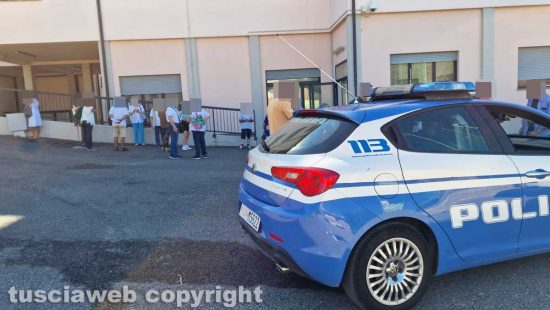 Viterbo - Disguido sulla prenotazione dei vaccini, polizia alla Grotticella