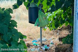 Viterbo - Incuria al campetto di via Sant'Anna