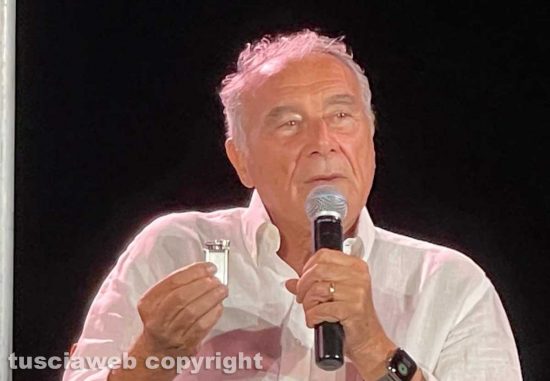 Pietro Grasso con l'accendino donatogli da Giovanni Falcone