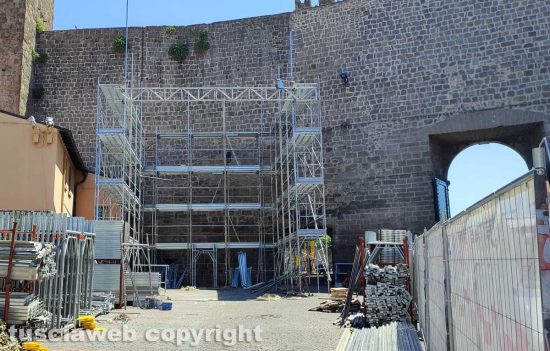 Viterbo - Santa Rosa - La costruzione del traliccio a San Sisto
