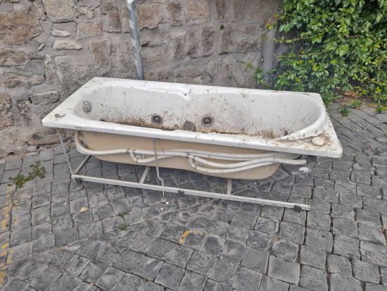 Vasca abbandonata a piazza San Carluccio