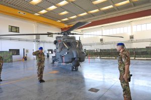 Il Colonnello Bolla rende gli onori al Comandante dell’Aviazione dell'Esercito