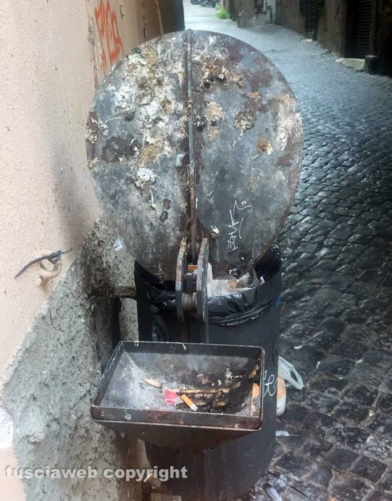 Viterbo - Il secchio sporco di guano a corso Italia
