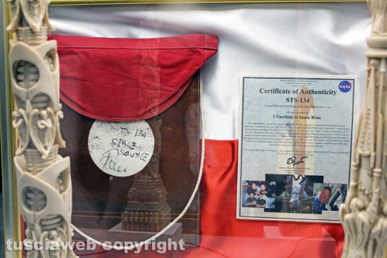 Viterbo - Inaugurazione della mostra "La forza della fede" - Il ciuffo spaziale con il certificato Nasa