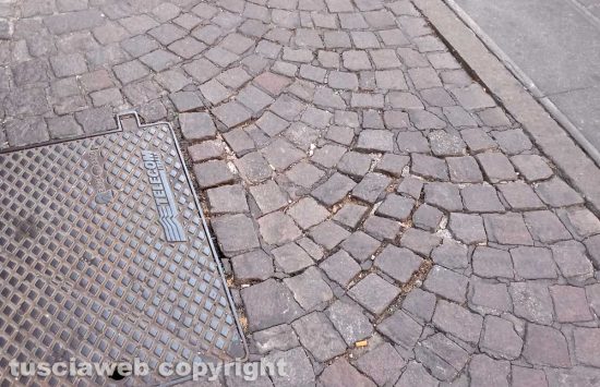 Viterbo - Via Cairoli - Avvallamento di sampietrini