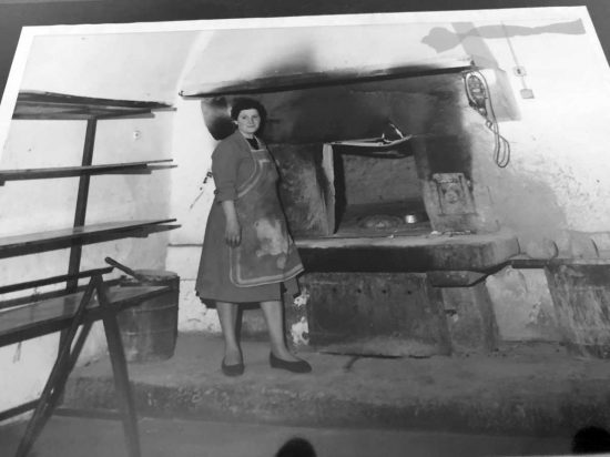 La Laurina di fronte al forno
