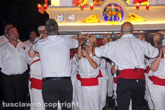 Viterbo - Miracolo di fede - Il trasporto della minimacchina di Santa Barbara