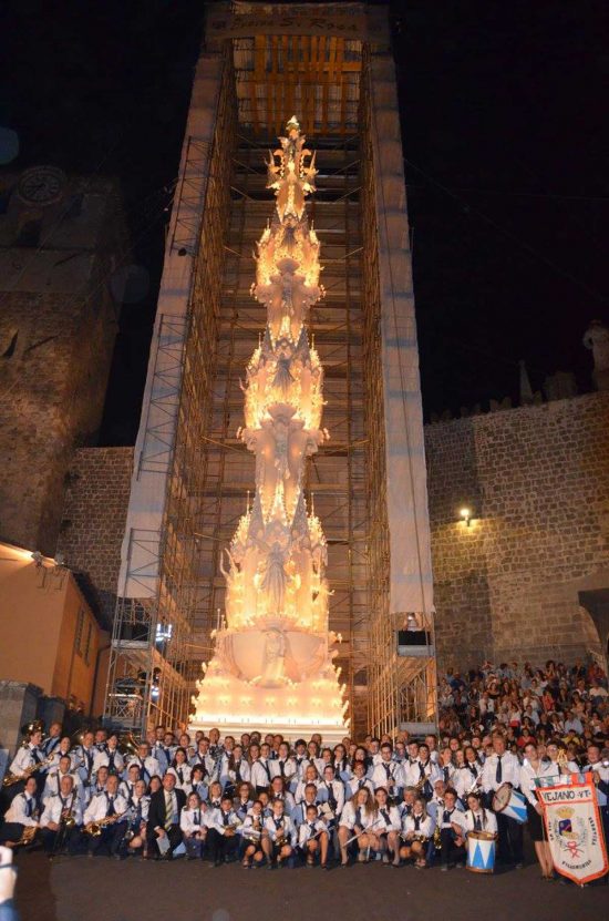 Viterbo - La banda di Vejano davanti alla Macchina di Santa Rosa