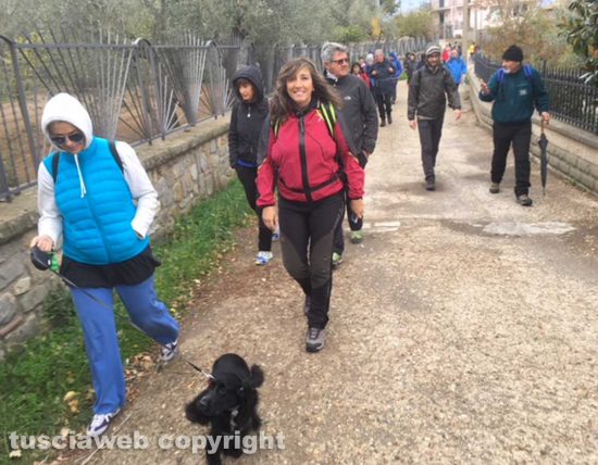 La guida turistica e naturalistica Anna Rita Properzi in cammino con i partecipanti-alla-passeggiata