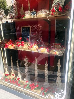 La vetrina della pasticceria Garibaldi