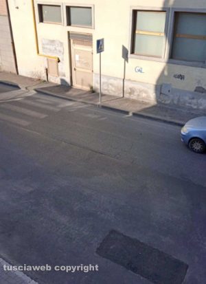Viterbo - Le strisce pedonali inesistenti in via Igino Garbini