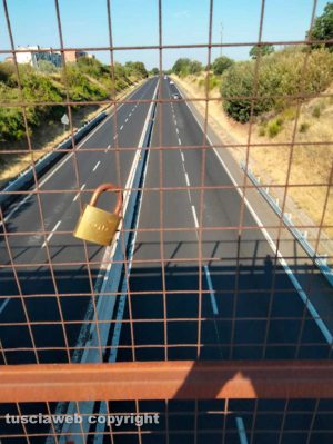 Viterbo - Un lucchetto sul viadotto in strada Capretta