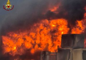 Roma - Maxi incendio in un deposito di materiali edili in via della Magliana