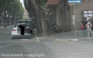 Viterbo - Pilastro - Auto parcheggiate all'incrocio