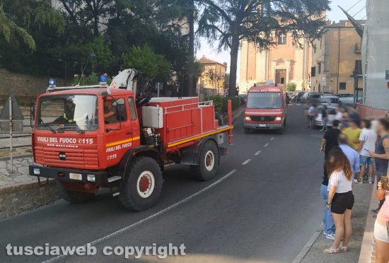 Giove - Incendio nel centro abitato - I vigili del fuoco 