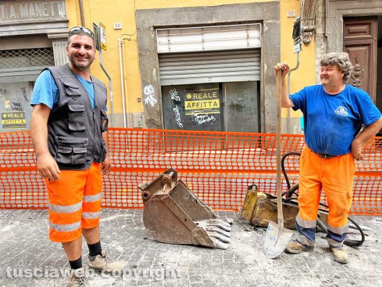 Viterbo - Operai al lavoro in via Cavour