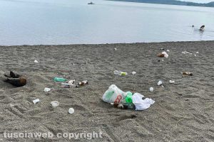 Ronciglione - Rifiuti sulla spiaggia del lago di Vico