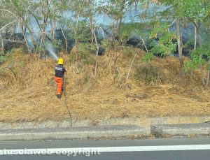 Tarquinia - Incendio di sterpaglie sull'Aurelia