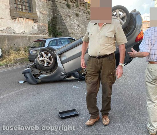 Montefiascone - Scoppia una gomma e l'auto cappotta