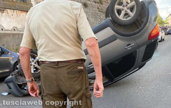 Montefiascone - Scoppia una gomma e l'auto cappotta