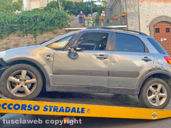 Montefiascone - Scoppia una gomma e l'auto cappotta