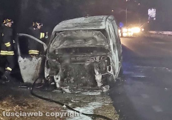 Vetralla - Cassia interrotta per di un'auto in fiamme