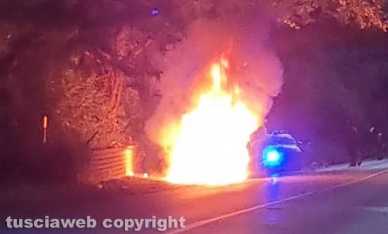 Vetralla - Cassia interrotta per di un'auto in fiamme