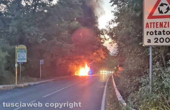 Vetralla - Cassia interrotta per di un'auto in fiamme