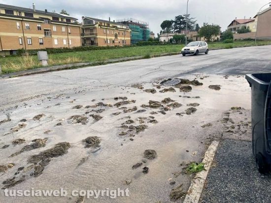 Civita Castellana - Quartiere San Giovanni, la fogna esplosa davanti al Centro socio educativo
