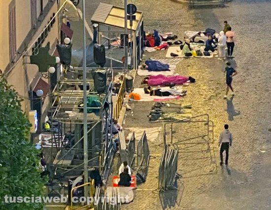 Viterbo - Santa Rosa - Persone lungo il percorso