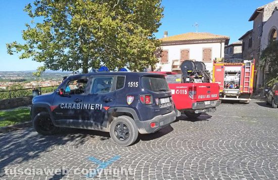Montefiascone - I vigili del fuoco e i carabinieri forestali in via Piave